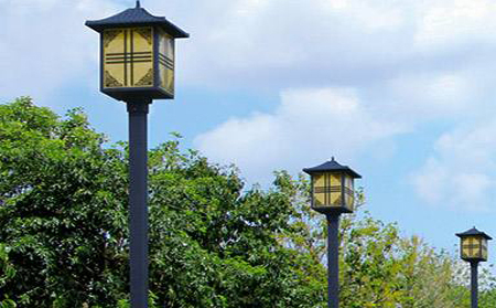 太阳能当雄庭院灯怎么选亮度与续航更耐用